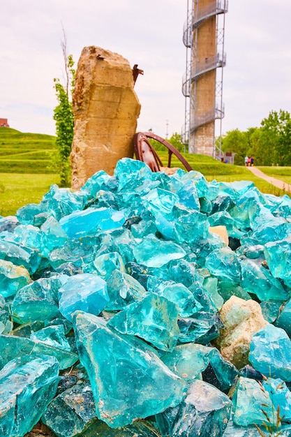 Turchese e teal con pezzi di vetro zaffiro in un mucchio roccioso nell'Aerial Foundation Park con torre