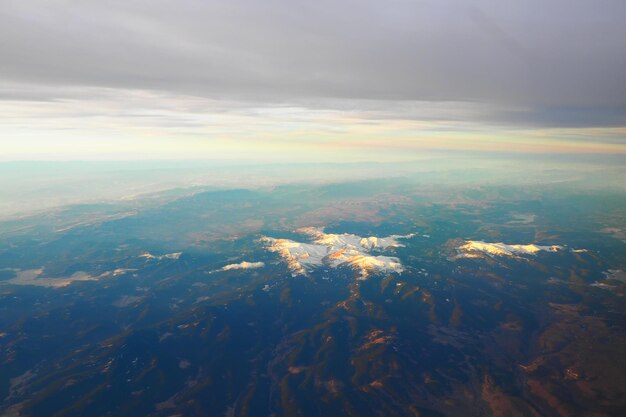 Turchia Ankara Vista dal finestrino dell'aereo sui laghi delle montagne turche e sulle cime innevate Nuvole stratificate e orizzonte Laghi Saryar Nallihan e Camlidere Partenza dall'aeroporto Esenboga Havalimani