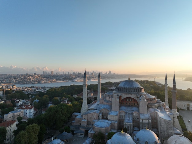 Turchia Area Sultanahmet di Istanbul con la Moschea Blu e Hagia Sophia con un Corno d'Oro e il ponte del Bosforo sullo sfondo all'alba