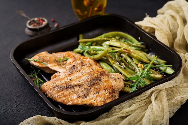 Turchia- filetto di pollo cotto su una griglia e contorno di fagiolini.