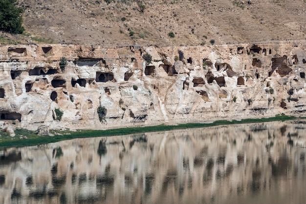 Turchia, Hasankeyf è un'antica città nota per le sue grotte scavate nella roccia. Nel 2020 le grotte sono state allagate a causa della costruzione di una diga