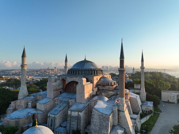 Turchia Istanbul Sultanahmet con la Moschea Blu e la Hagia Sophia con un Corno d'Oro sullo sfondo all'alba Vista aerea cinematografica