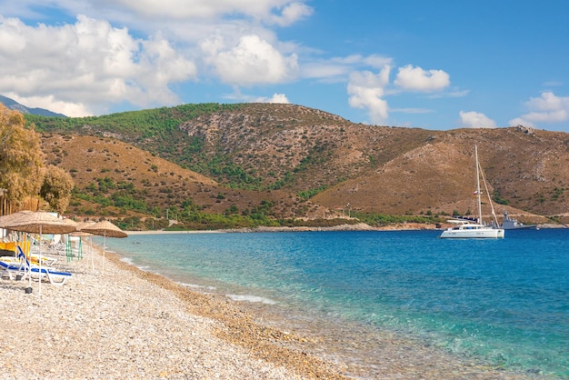 Turchia resort estivo con spiaggia di ciottoli e yacht Palamutbuku spiaggia nella penisola di Datca regione di Mugla Turchia