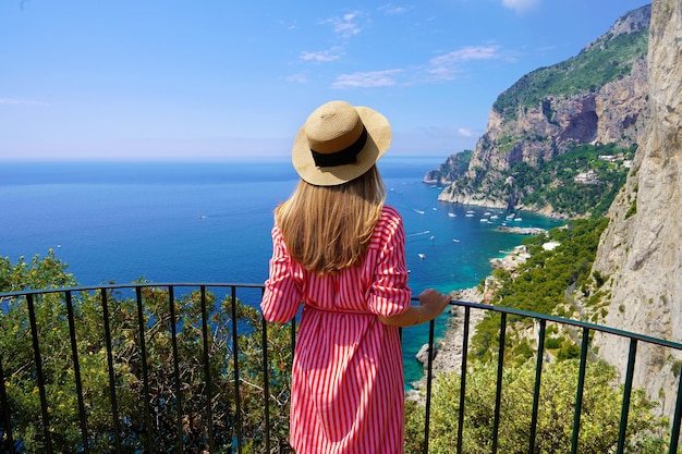 Turismo a Capri Italia Giovane bella donna di moda che gode di un paesaggio mozzafiato sull'isola di Capri in Italia