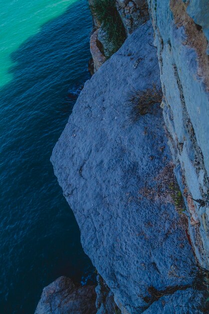 Turismo, paesaggio spagnolo con mare blu profondo e architettura mediterranea