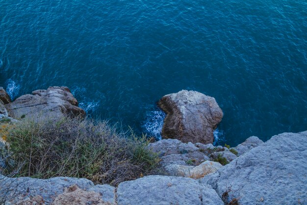 Turismo, paesaggio spagnolo con mare blu profondo e architettura mediterranea