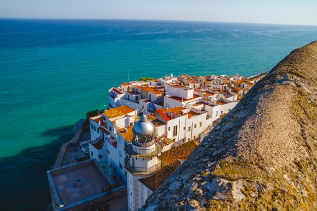 Turismo, paesaggio spagnolo con mare blu profondo e architettura mediterranea