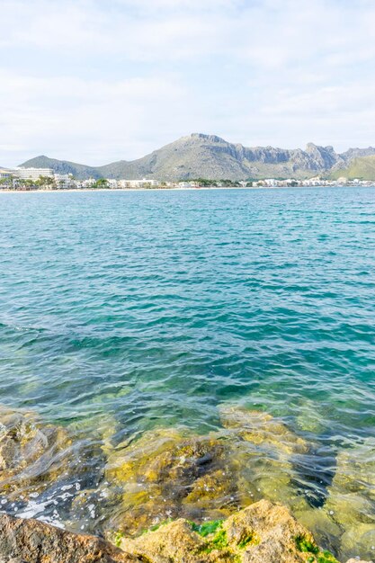 turismo, spiaggia di Maiorca con cielo tempestoso, mare senza persone