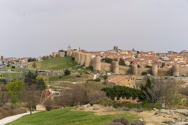 Turismo, Veduta delle mura medievali della città di Avila, in Spagna. Fortezza spagnola