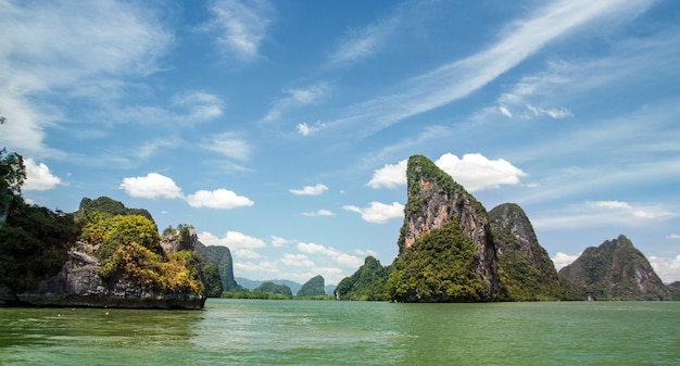 Turismo vuoto sulla spiaggia dell'isola di Phuket