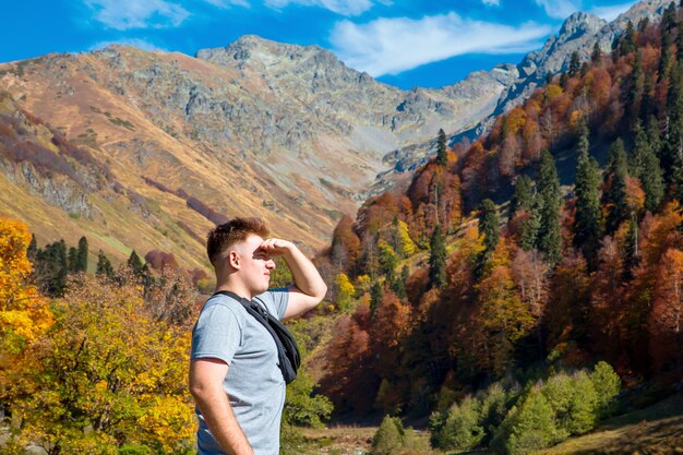 Turista adolescente sulle montagne dell'Abkhazia Turismo turistico Salute mentale Magnifico paesaggio autunnale Prati alpini