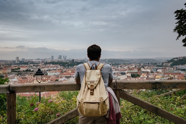 Turista alla moda felice sullo sguardo a Praga, repubblica Ceca. Bell'uomo barbuto che viaggia in Europa.