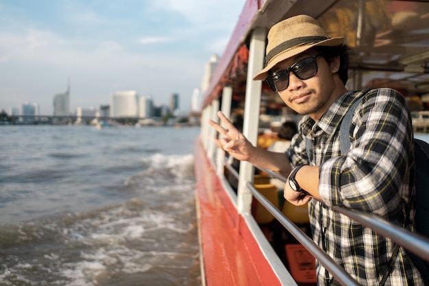 Turista asiatico del pacchetto della borsa dell&#39;uomo nel viaggio in Tailandia.