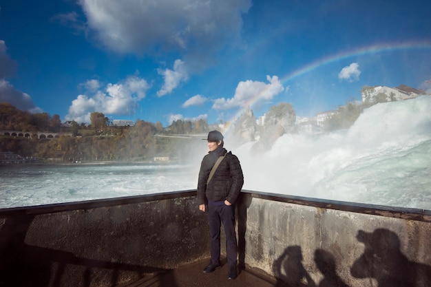 Turista asiatico dell&#39;uomo con Rheinfall, Svizzera