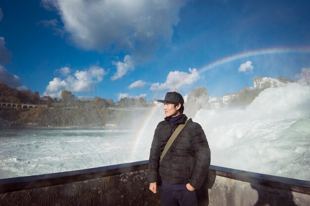 Turista asiatico dell&#39;uomo con Rheinfall, Svizzera