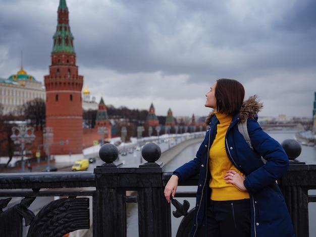 Turista asiatico in vacanze di viaggio in inverno Mosca