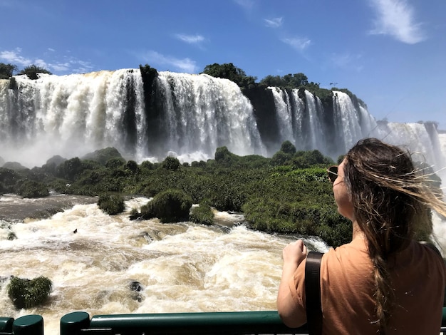 Turista brasiliana alle cascate dell'Iguazú