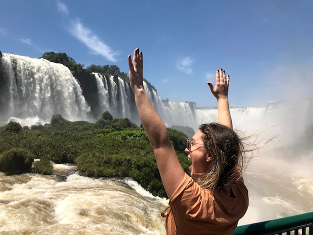 Turista brasiliana alle cascate dell'Iguazú