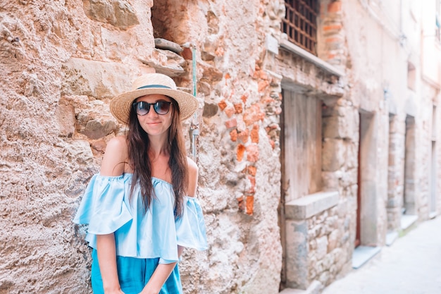 Turista caucasico che cammina lungo le strade deserte d'Europa.