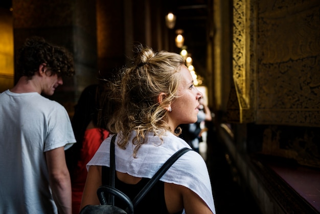 Turista caucasico in tempio tailandese a Bangkok