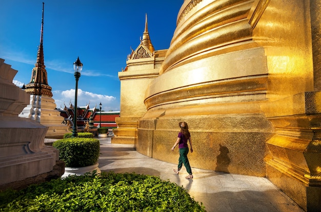 Turista che cammina in Wat Phra Kaew