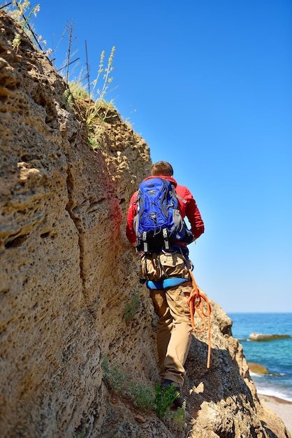 Turista che cammina sulla scogliera