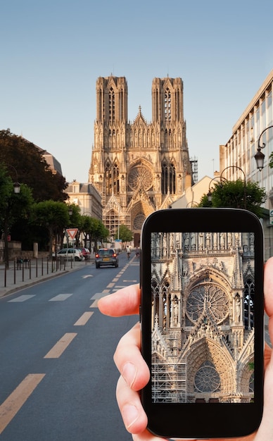 Turista che cattura foto della cattedrale di Reims