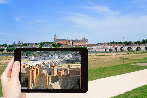 Turista che cattura foto della città di Gien Francia