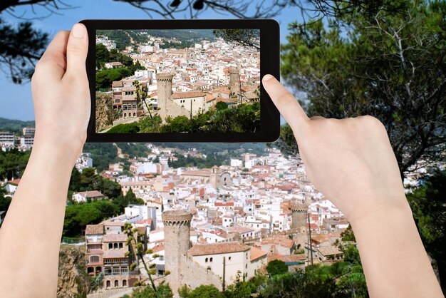 Turista che cattura foto della città di Tossa de Mar