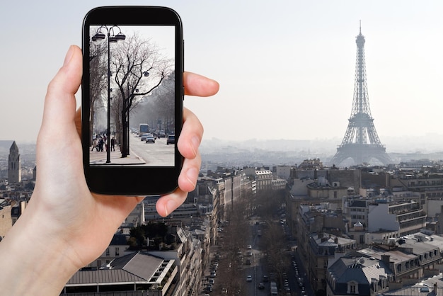 Turista che cattura foto di Avenues a Parigi in primavera