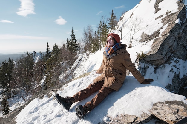 Turista che gode della giornata di sole