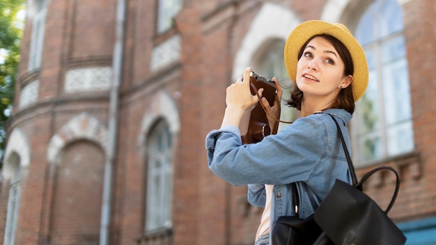 Turista che gode di scattare foto in vacanza