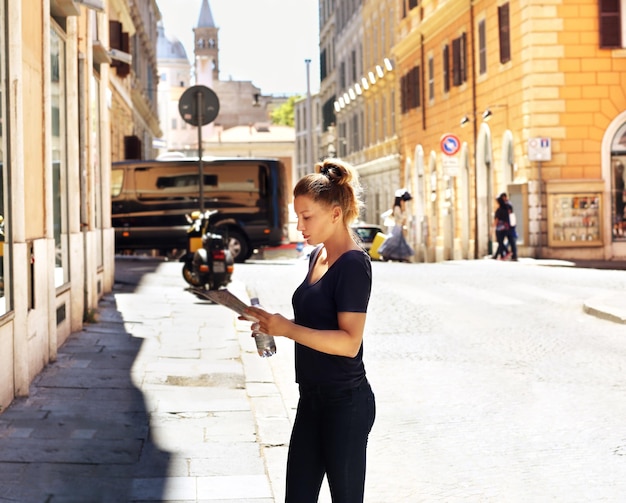 Turista che guarda la mappa donna che cammina in città