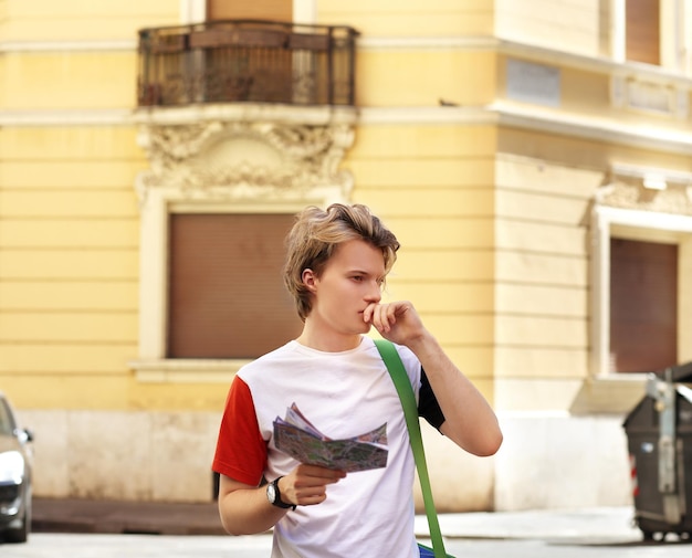 Turista che guarda la mappa