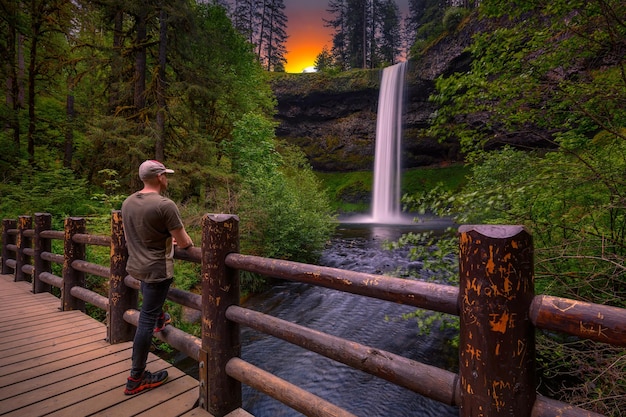 Turista che guarda le cascate del sud in Silver Falls State Park Oregon