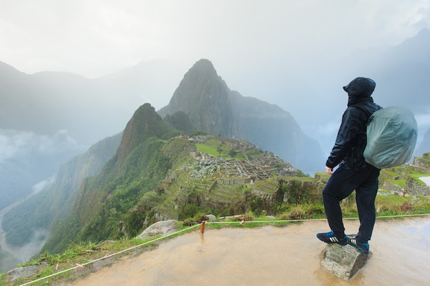 Turista che osserva sopra Machu Picchu, Perù