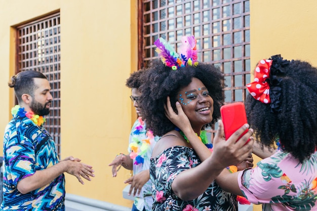 Turista che prepara il trucco di carnevale in strada