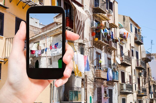 Turista che scatta foto della casa comunale a Palermo