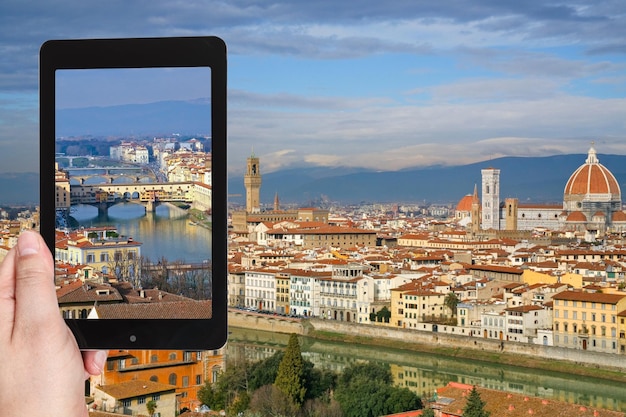 Turista che scatta foto di Ponte Vecchio a Firenze