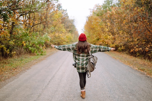 Turista che scatta foto nella foresta autunnale Concetto di relax turismo natura stile di vita