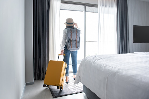 Turista con bagagli in hotel dopo il check-in
