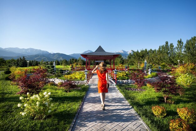 Turista con borsa in pagoda giapponese