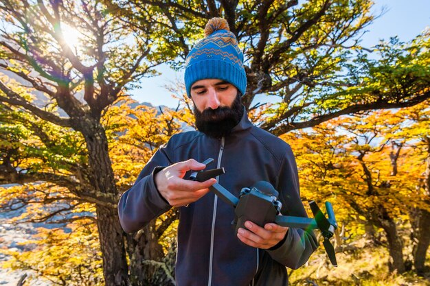 Turista con drone su uno sfondo di paesaggio di montagna Patagonia Argentina