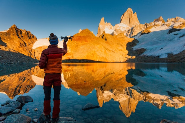 Turista con drone su uno sfondo di paesaggio di montagna Patagonia Argentina