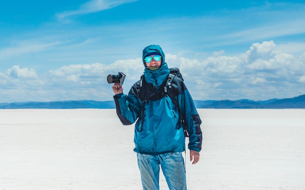 Turista con la macchina fotografica nel sole Salar de Uyuni