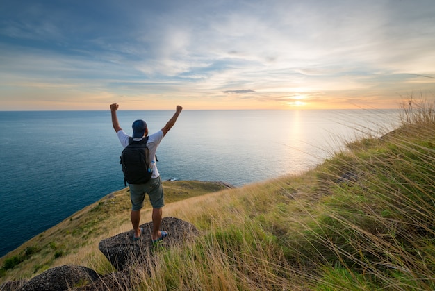 Turista con lo zaino e vista della montagna del cielo del mare delle Andamane della Tailandia