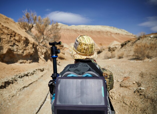 Turista con pannello solare nel deserto