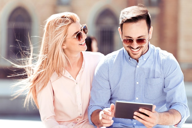 Turista con tavoletta digitale per strada