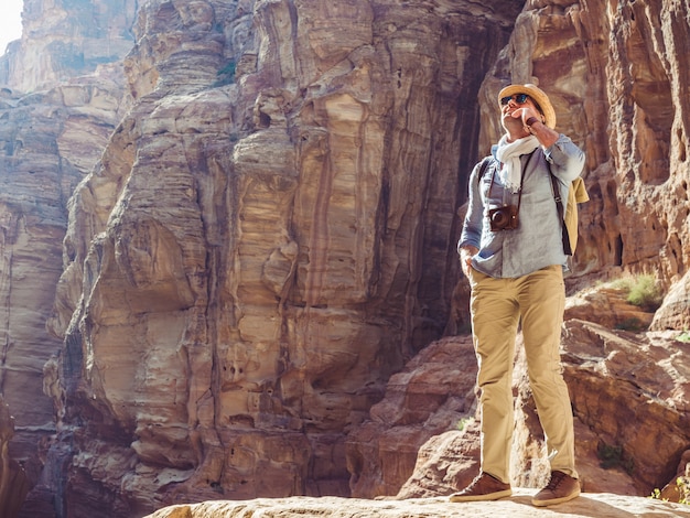 Turista con una macchina fotografica d'epoca. Petra, Giordania.