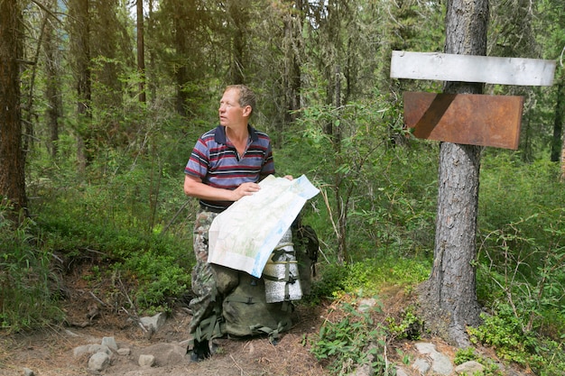 Turista con una mappa vicino ai puntatori